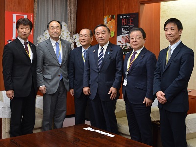 オーガニックビレッジ取組市町村長と坂本農林水産大臣（右から3人目）