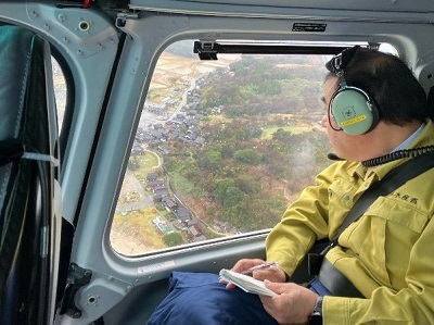 上空から山腹崩壊の被害状況を確認する坂本農林水産大臣(石川県輪島市、珠洲市)