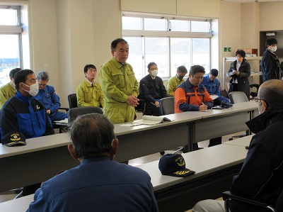 輪島市で漁業関係者と意見交換を行う坂本農林水産大臣