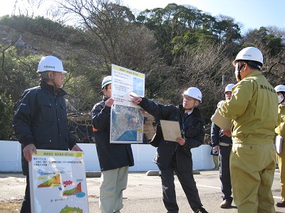 輪島市で地すべり現場について説明を受ける坂本農林水産大臣