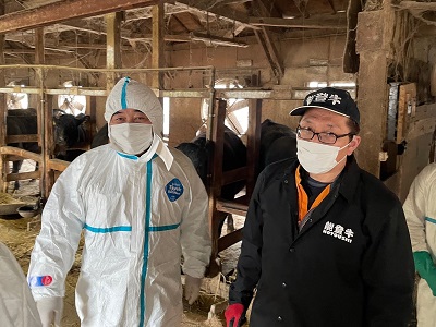 能登町で畜舎の被害状況について説明を受ける坂本農林水産大臣