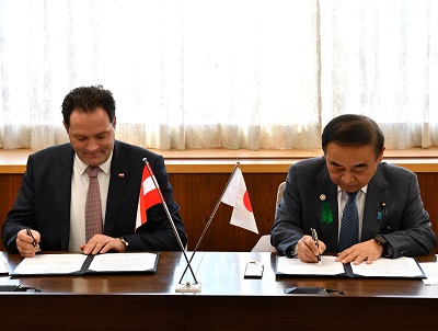 覚書に署名を行うトチュニックオーストリア農林 ・地域・水資源管理大臣と坂本農林水産大臣