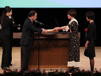 農林水産大臣賞の授与を行う坂本農林水産大臣