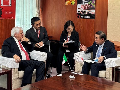 ビジャロボス・メキシコ農業・農村開発大臣と会談を行う坂本農林水産大臣