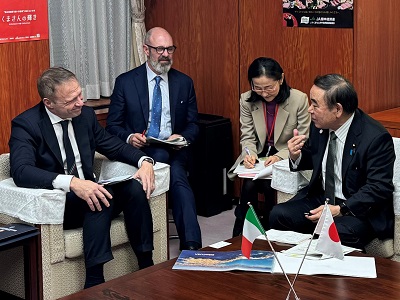 ロッロブリージダイタリア農業・食料主権・森林大臣と会談を行う坂本農林水産大臣