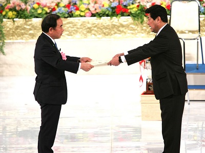 農林水産大臣賞の授与を行う坂本農林水産大臣