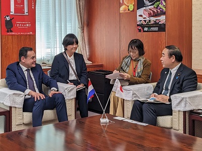 ラミレス・パラグアイ外務大臣と会談する坂本農林水産大臣