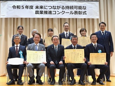 受賞者と坂本農林水産大臣（前列中央）