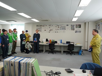 穴水町の農林水産省の能登半島地震災害復旧現地事務所で職員を激励する坂本農林水産大臣