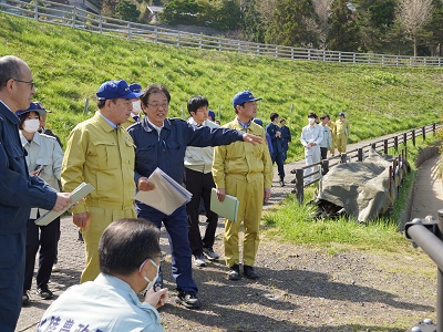 輪島市の白米（しろよね）千枚田で被害状況について説明を受ける坂本農林水産大臣