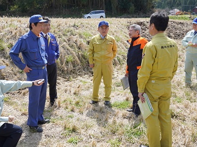 珠洲市で農地の隆起現場について説明を受ける坂本農林水産大臣