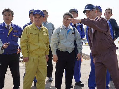 蛸島漁港で被害状況について説明を受ける坂本農林水産大臣