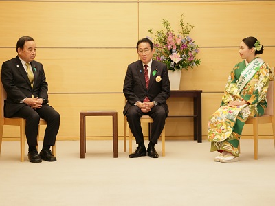 ミス日本みどりの大使と懇談する岸田内閣総理大臣と坂本農林水産大臣