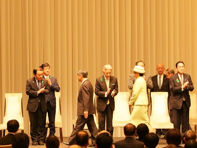 第18回「みどりの式典」に出席し、岸田内閣総理大臣、関係大臣とともに天皇皇后両陛下をお見送りする坂本農林水産大臣（前列左から1人目）