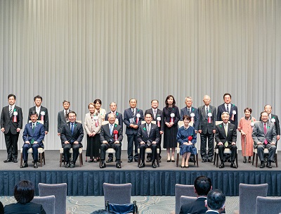 受賞者と坂本農林水産大臣（前列左から2人目）（写真提供：内閣府）