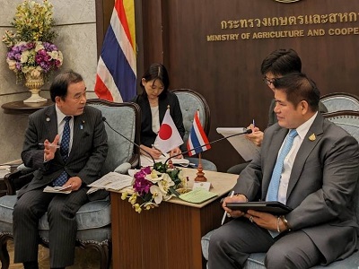 タマナット・プロムパオ農業・協同組合大臣と会談する坂本農林水産大臣