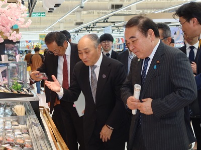 水産物売場を視察する坂本農林水産大臣