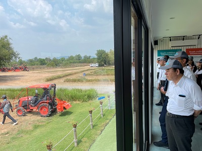 実証展示農場を視察する坂本農林水産大臣