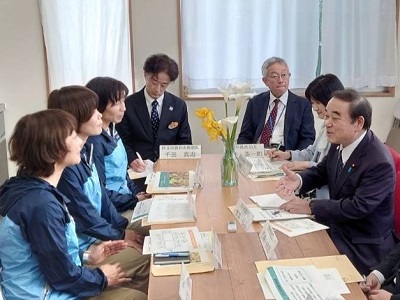 全国優良経営体大臣表彰受賞者と意見交換を行う坂本農林水産大臣