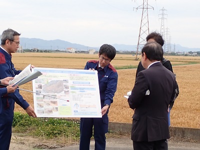 平成28年熊本地震からの創造的復興の取組について説明を受ける坂本農林水産大臣