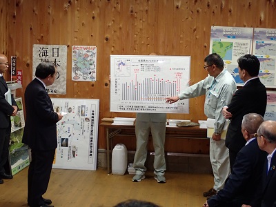 有明海再生の取組状況の説明を受ける 坂本農林水産大臣