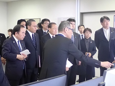 諫早湾干拓潮受堤防からの排水操作方法について説明を受ける坂本農林水産大臣