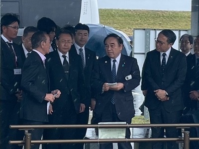 諫早湾干拓地の営農状況を視察する坂本農林水産大臣