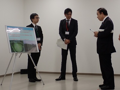 諫早湾干拓地の営農状況について説明を受ける坂本農林水産大臣