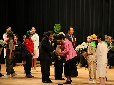 イチョウの苗木を贈呈する坂本農林水産大臣