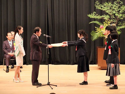 令和6年度山火事予防ポスター用原画受賞作品の表彰を行う坂本農林水産大臣