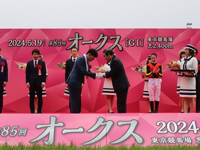 優勝馬の馬主と握手する坂本農林水産大臣