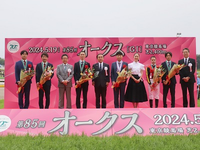 優勝馬の関係者と坂本農林水産大臣（左から5人目）