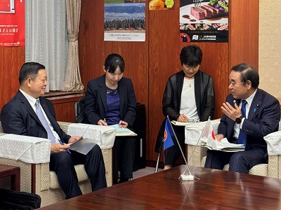 カオ・キムホンASEAN事務総長と会談する坂本農林水産大臣