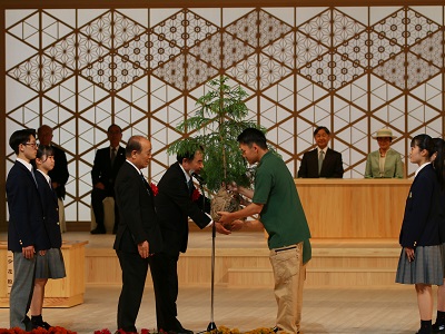 苗木を受け取る坂本農林水産大臣