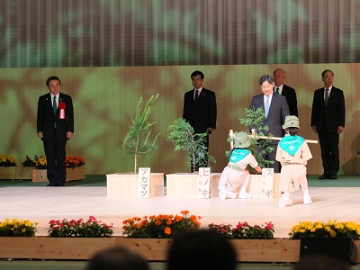 天皇陛下のお手植えを見守る坂本農林水産大臣（左から1人目）