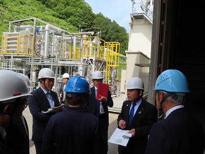 真庭バイオマス発電所で意見交換を行う坂本農林水産大臣（右から2人目）