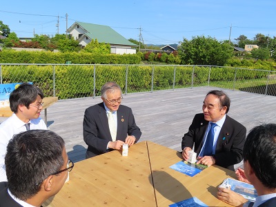 真庭市長と意見交換を行う坂本農林水産大臣（右から2人目）