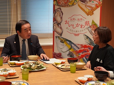 海女の方々らと喫食する坂本農林水産大臣