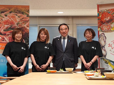 海女の方々と坂本農林水産大臣