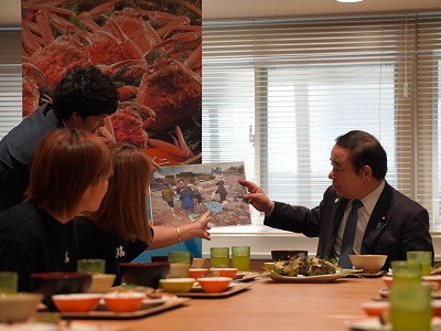 漁場周辺の状況について説明を受ける坂本農林水産大臣