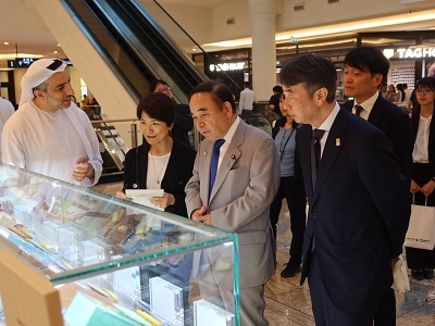 日本産食品を取り扱う小売店を視察する坂本農林水産大臣