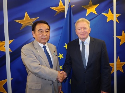 ヴォイチェホフスキ農業担当欧州委員と会談する坂本農林水産大臣