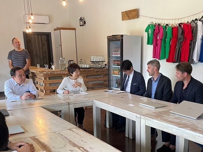 酪農関係者と意見交換を行う坂本農林水産大臣