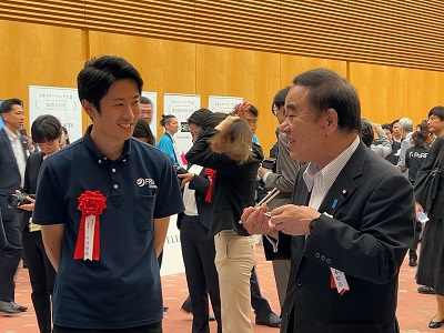 養殖されたサーモンを試食する 坂本農林水産大臣