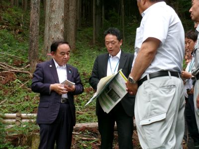 田村市で森林再生事業の調査を行う坂本農林水産大臣