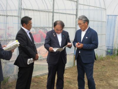 浪江町で営農再開状況の調査を行う坂本農林水産大臣