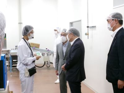 楢葉町でパックご飯工場を調査する坂本農林水産大臣