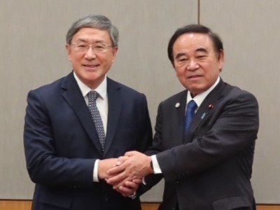 チュック・ウィンヒン香港特別行政区政務長官代理と会談する坂本農林水産大臣