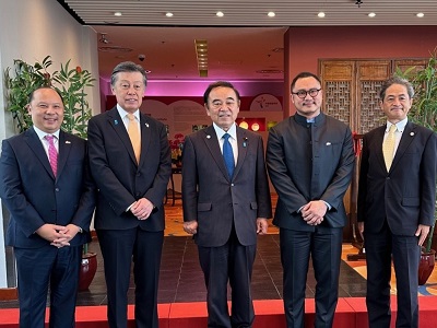 現地料理学校を視察する坂本農林水産大臣