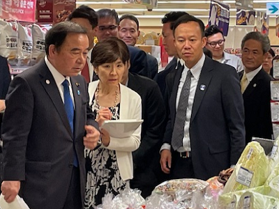 現地小売店を視察する坂本農林水産大臣